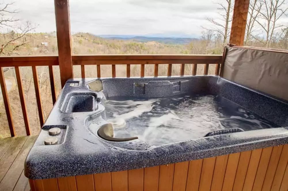 1 bedroom cabin with hot tub