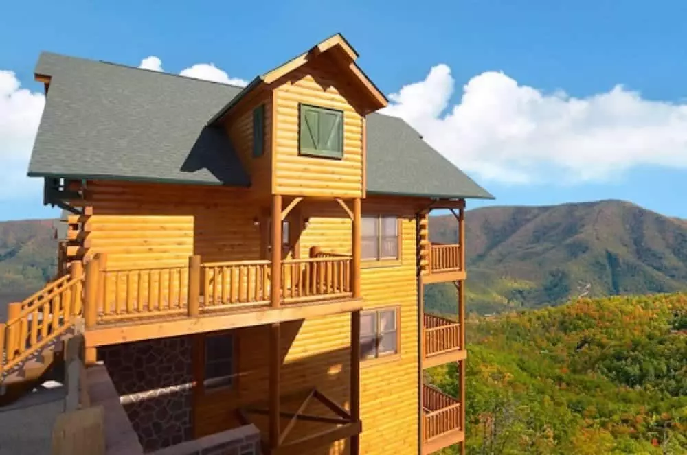 Cades Cove Castle cabin with mountain view