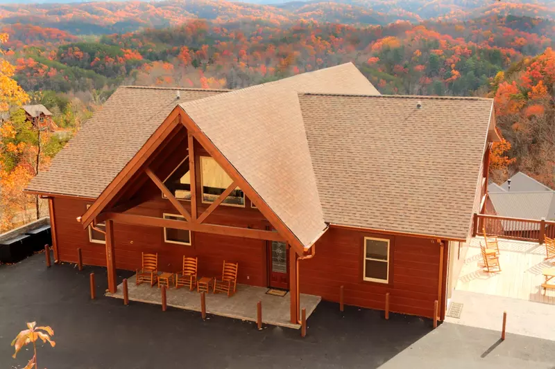 Smoky Mountain cabin with fall foliage