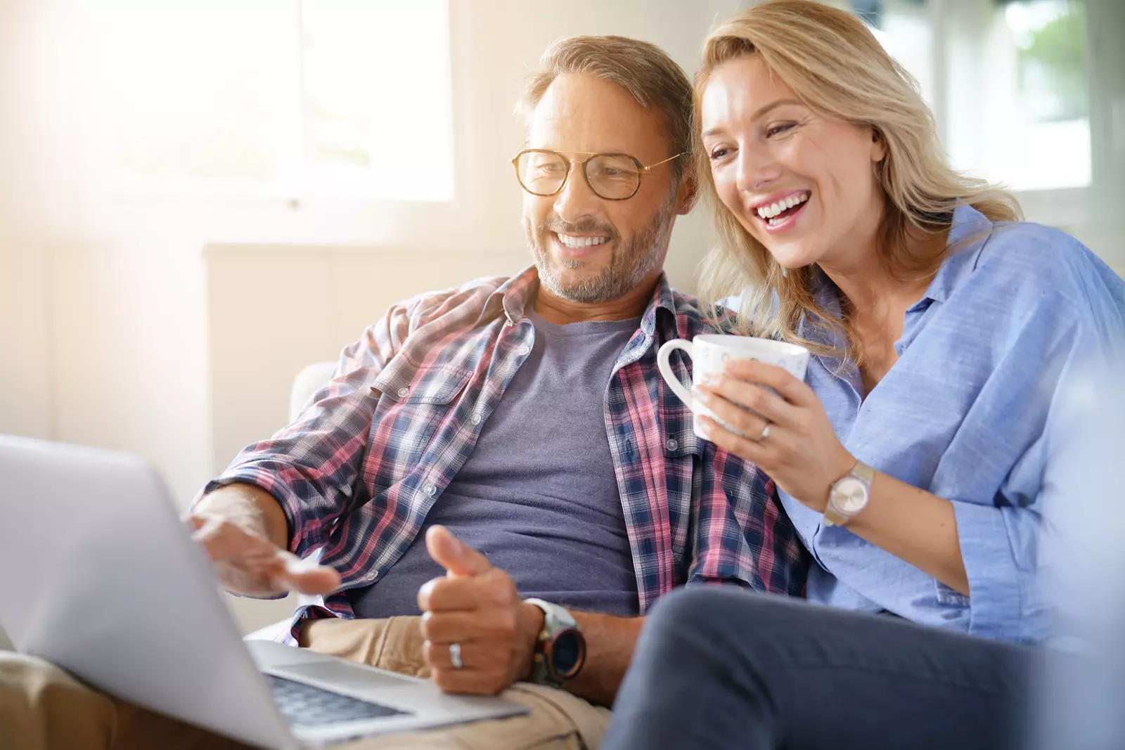 couple booking a vacation cabin online