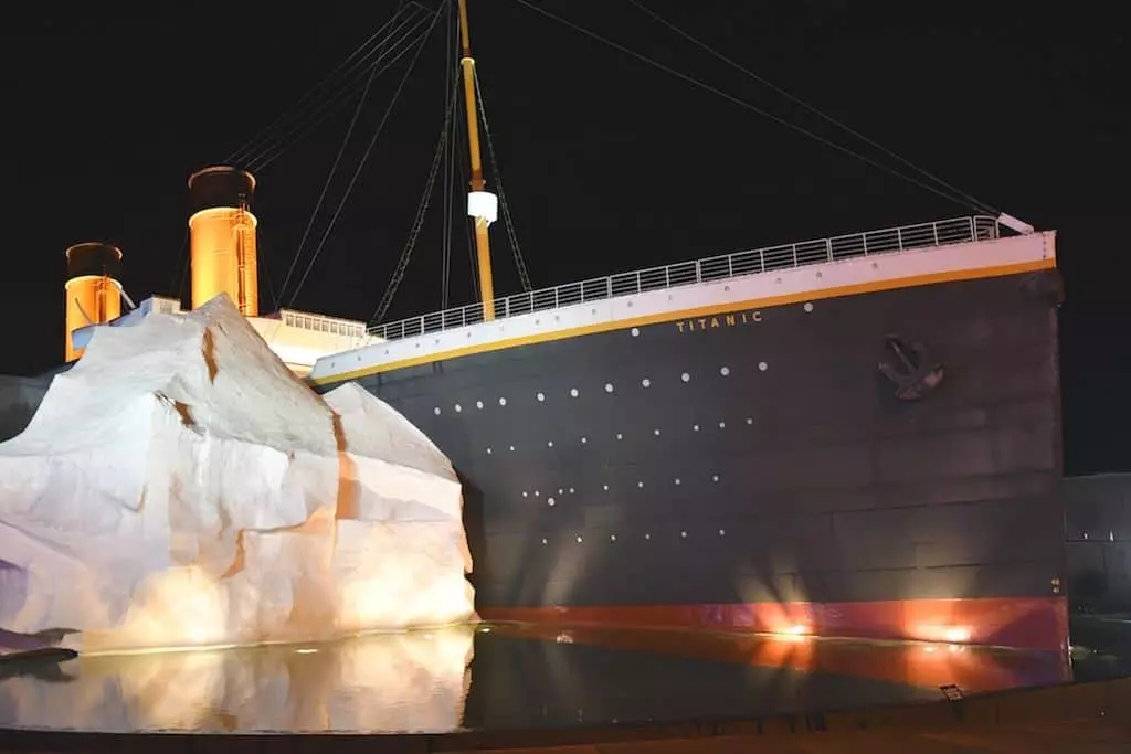 titanic museum in Pigeon Forge at night
