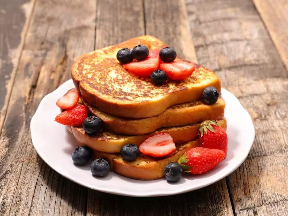 french toast with berries