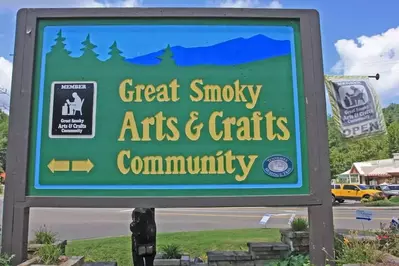 Arsts and Crafts Community sign-arts04044