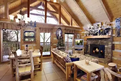 The living room of the Rocky Raccoon cabin in Pigeon Forge.