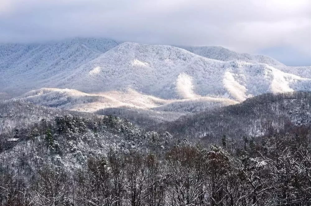 Stunning photo of the mountains near Pigeon Forge covered in snow.
