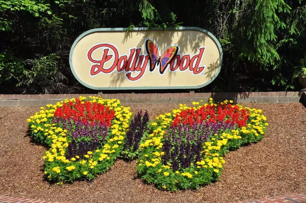 The sign and flower arrangement at the entrance to Dollywood.