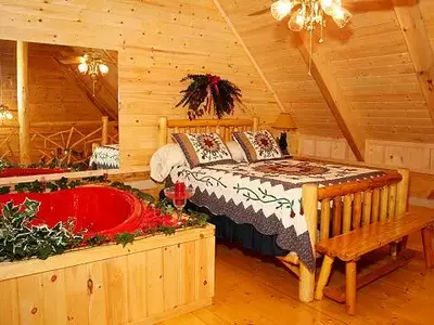 Bear bottoms cabin in Gatlinburg bed and jacuzzi