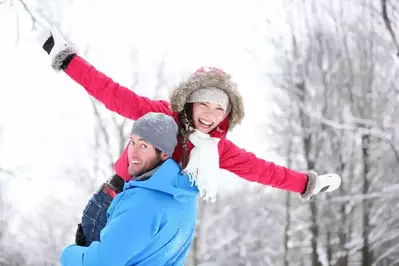 couple winter hiking in the Smoky Mountains