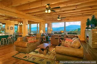  A Grand View Lodge cabin in Pigeon Forge with open floor plan