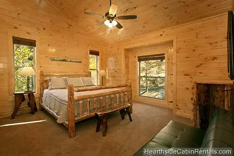  Large king-size bedroom with full-size futon at Pigeon Forge cabin Grand View Lodge