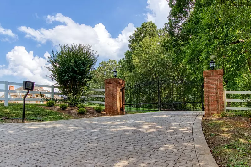 ESTATE AT RIDGE ROAD