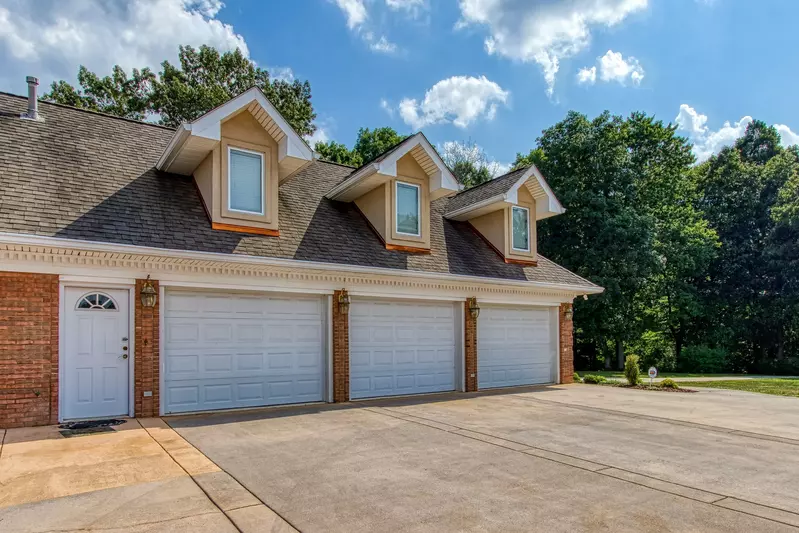 ESTATE AT RIDGE ROAD