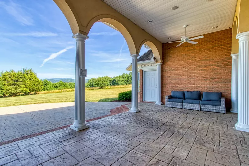 ESTATE AT RIDGE ROAD