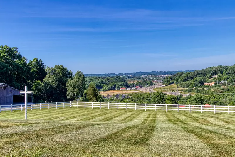 ESTATE AT RIDGE ROAD