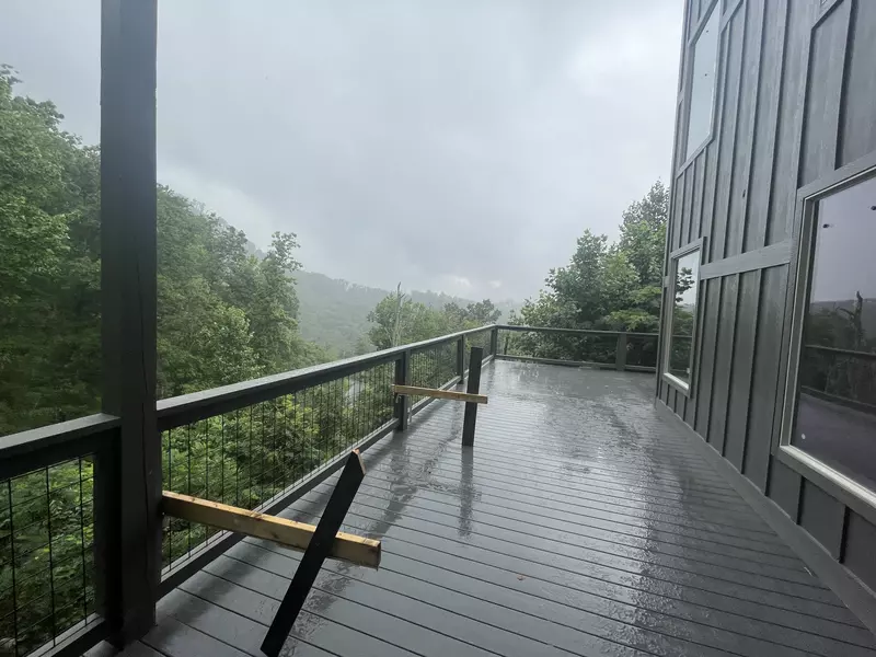 TOPSIDE MOUNTAIN SPLASH