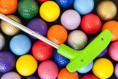 putter-on-colorful-golf-balls