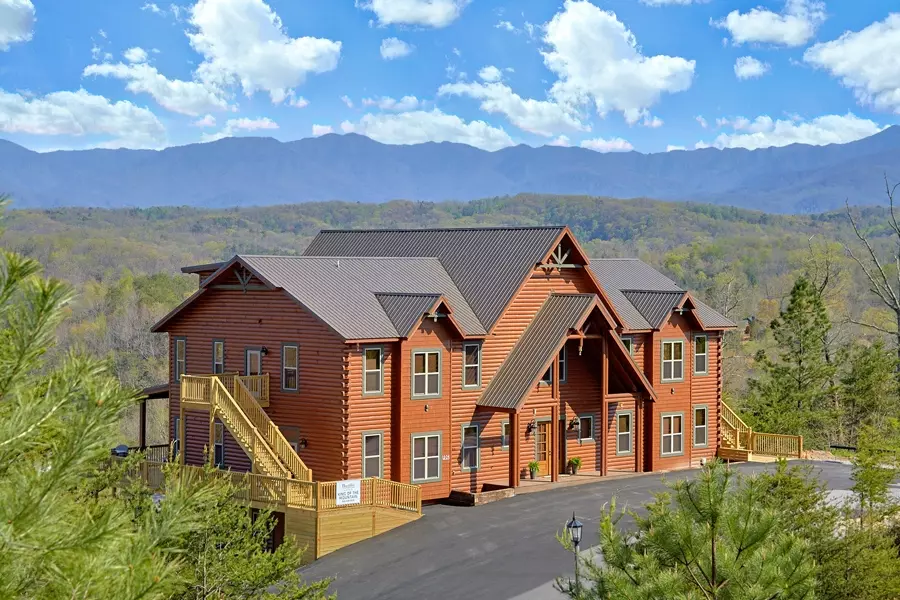 The King of the Mountain cabin with mountain backdrop