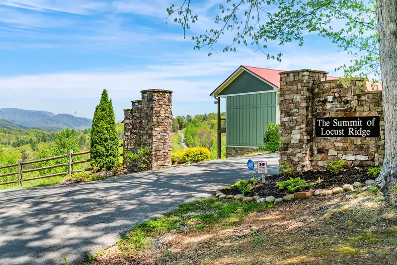 SUMMIT RIDGE LODGE