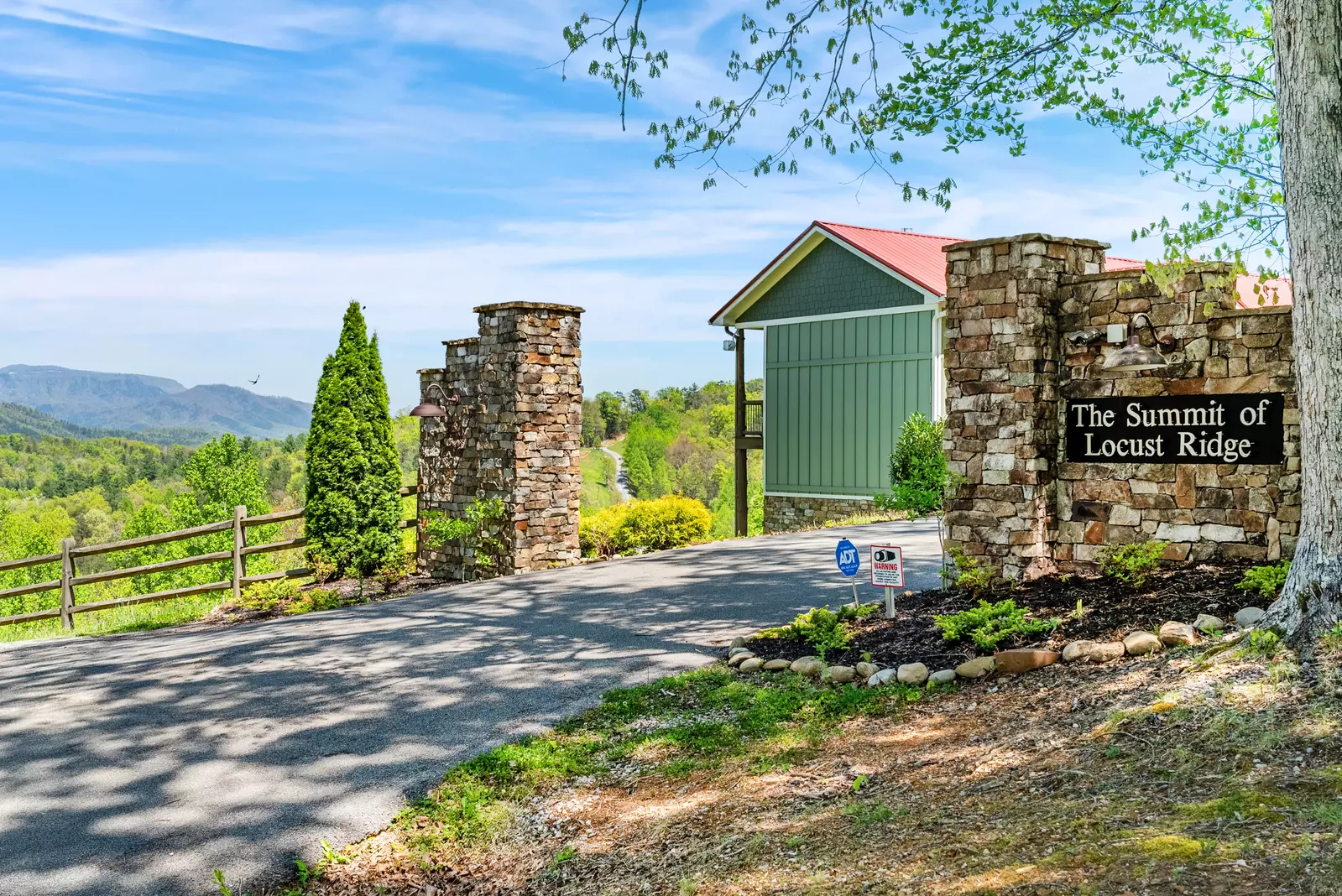 SUMMIT RIDGE LODGE