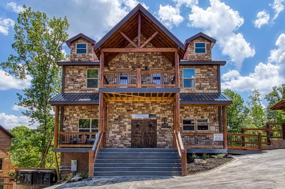 splashin bear lodge is one of the top family-friendly smoky mountain cabin rentals