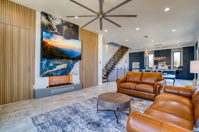 MOUNTAIN MODERN ESCAPE