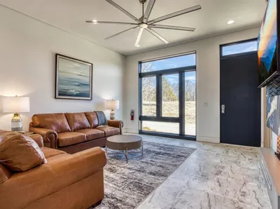 MOUNTAIN MODERN ESCAPE