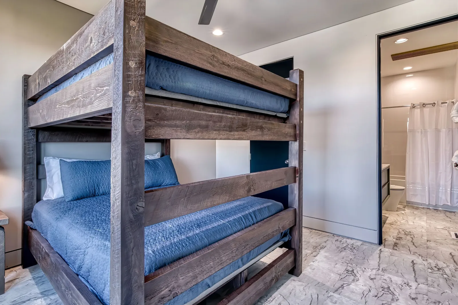 MOUNTAIN MODERN ESCAPE