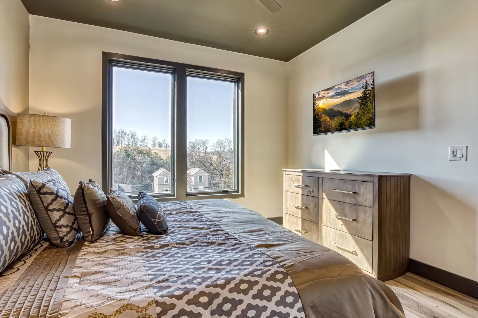 SUMMIT BROWNSTONE RETREAT