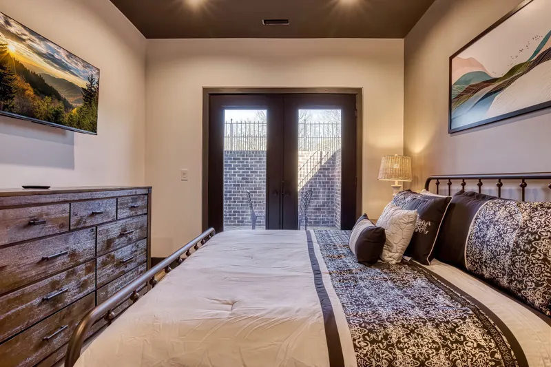 SUMMIT BROWNSTONE RETREAT