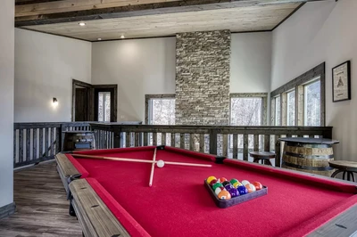 topside mountain splash is a cabin perfect for visiting the Smoky Mountains on a budget